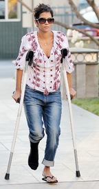 Halle Berry visits homes and schools in Malibu 9.2.2012_01.jpg