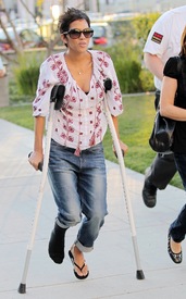 Halle Berry visits homes and schools in Malibu 9.2.2012_02.jpg