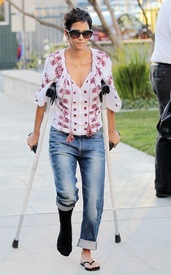 Halle Berry visits homes and schools in Malibu 9.2.2012_07.jpg