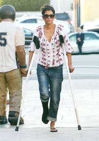 Halle Berry visits homes and schools in Malibu 9.2.2012_22.jpg
