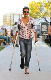 Halle Berry visits homes and schools in Malibu 9.2.2012_33.jpg