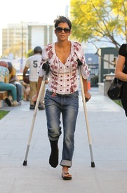 Halle Berry visits homes and schools in Malibu 9.2.2012_39.jpg