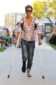 Halle Berry visits homes and schools in Malibu 9.2.2012_42.jpg