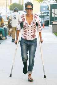 Halle Berry visits homes and schools in Malibu 9.2.2012_45.jpg