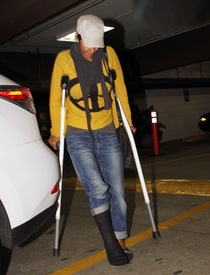 Halle Berry heads to a medical building in Burbank 16.2.2012_01.jpg