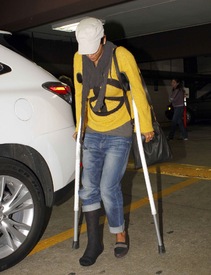 Halle Berry heads to a medical building in Burbank 16.2.2012_02.jpg