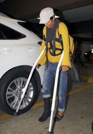 Halle Berry heads to a medical building in Burbank 16.2.2012_04.jpg