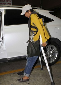 Halle Berry heads to a medical building in Burbank 16.2.2012_06.jpg