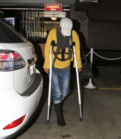 Halle Berry heads to a medical building in Burbank 16.2.2012_07.jpg
