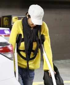 Halle Berry heads to a medical building in Burbank 16.2.2012_08.jpg
