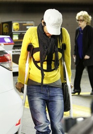 Halle Berry heads to a medical building in Burbank 16.2.2012_09.jpg