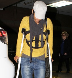 Halle Berry heads to a medical building in Burbank 16.2.2012_11.jpg