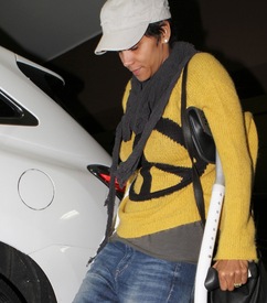 Halle Berry heads to a medical building in Burbank 16.2.2012_13.jpg