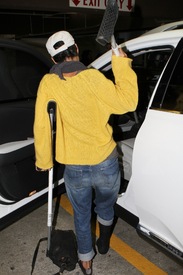 Halle Berry heads to a medical building in Burbank 16.2.2012_17.jpg