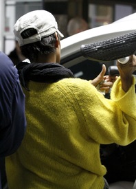 Halle Berry heads to a medical building in Burbank 16.2.2012_18.jpg