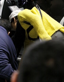 Halle Berry heads to a medical building in Burbank 16.2.2012_20.jpg