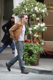 Halle Berry arrives at a hotel in Beverly Hills 19.2.2012_06.jpg