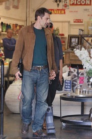 Halle Berry leaving Bristol Farms 27.2.2012_01.jpg