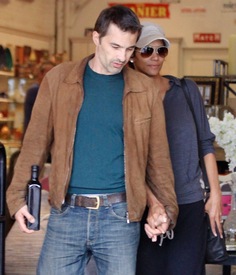 Halle Berry leaving Bristol Farms 27.2.2012_02.jpg
