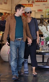 Halle Berry leaving Bristol Farms 27.2.2012_03.jpg