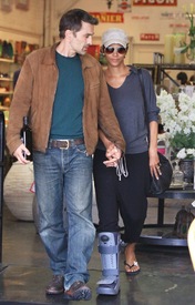 Halle Berry leaving Bristol Farms 27.2.2012_04.jpg