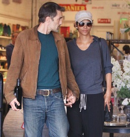 Halle Berry leaving Bristol Farms 27.2.2012_06.jpg