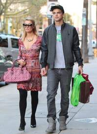 ParisHilton_BeverlyHills020913_05.jpg
