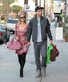 ParisHilton_BeverlyHills020913_06.jpg