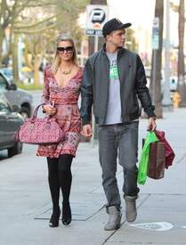 ParisHilton_BeverlyHills020913_07.jpg