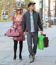ParisHilton_BeverlyHills020913_09.jpg