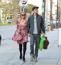 ParisHilton_BeverlyHills020913_10.jpg
