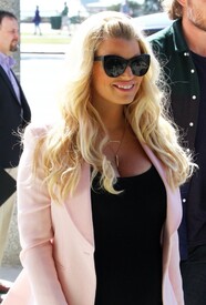 jessicasimpson_feb142013_01.jpg