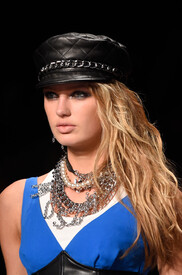 Moschino Fall 2016 Details lewagTgBadOx.jpg