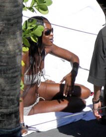 Celebutopia-Naomi_Campbell_in_bikini_in_Miami-01.jpg