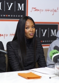 Naomi_Campbell_helps_fight_cancer_01.jpg