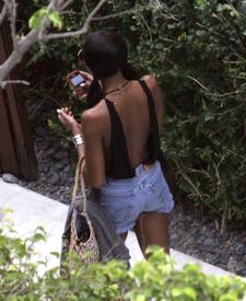 Naomi_Campbell_-_On_vacation_in_Miami_01.03.09_02.jpg