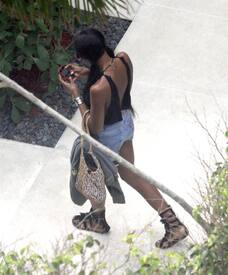 Naomi_Campbell_-_On_vacation_in_Miami_01.03.09_04.jpg