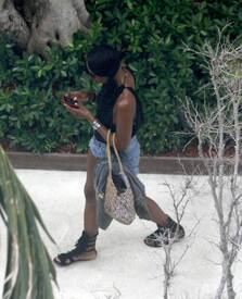 Naomi_Campbell_-_On_vacation_in_Miami_01.03.09_05.jpg