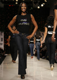 naomi_campbell_models_in_mumbai_04.jpg