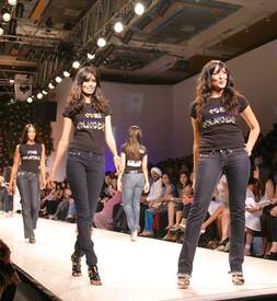 naomi_campbell_models_in_mumbai_16.jpg