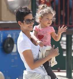 Preppie_HalleBerrytakesNahlatotheparkinBeverlyHills_March520101.JPG
