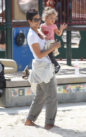 Preppie_HalleBerrytakesNahlatotheparkinBeverlyHills_March520103.JPG