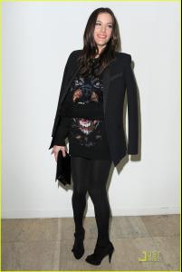 nicole_richie_liv_tyler_givenchy_gals_12.jpg