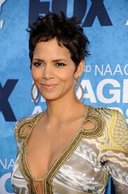 HalleBerry42ndNAACPImageAwardsinLA03Mar2011_021.jpg