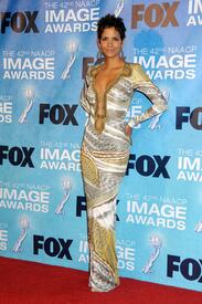 HalleBerry42ndNAACPImageAwardsinLA03Mar2011_038.jpg