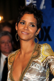 HalleBerry42ndNAACPImageAwardsinLA03Mar2011_048.jpg