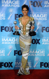 HalleBerry42ndNAACPImageAwardsinLA03Mar2011_061.jpg