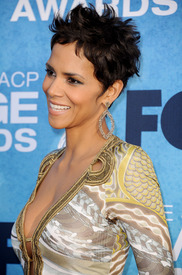 HalleBerry42ndNAACPImageAwardsinLA03Mar2011_076.jpg