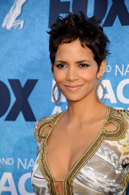 HalleBerry42ndNAACPImageAwardsinLA03Mar2011_077.jpg