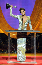 HalleBerry42ndNAACPImageAwardsinLA03Mar2011_087.jpg